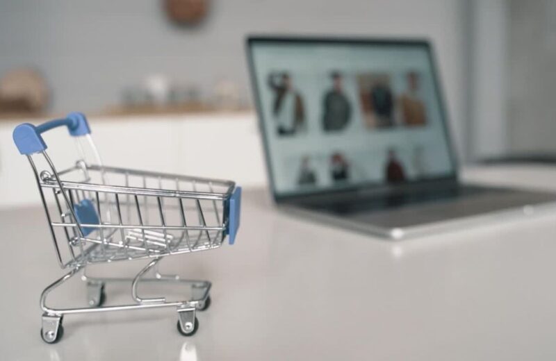 Mini korpa za kupovinu ispred laptopa sa prikazom online prodavnice