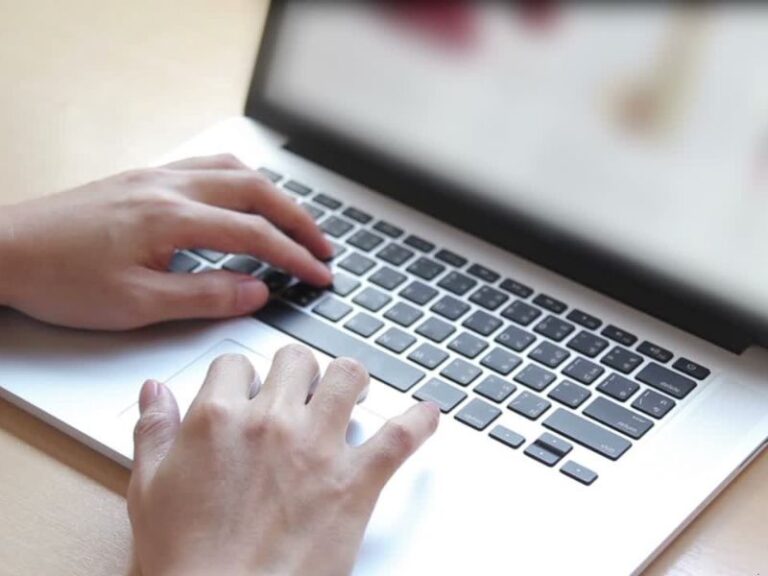 devojka koristi laptop