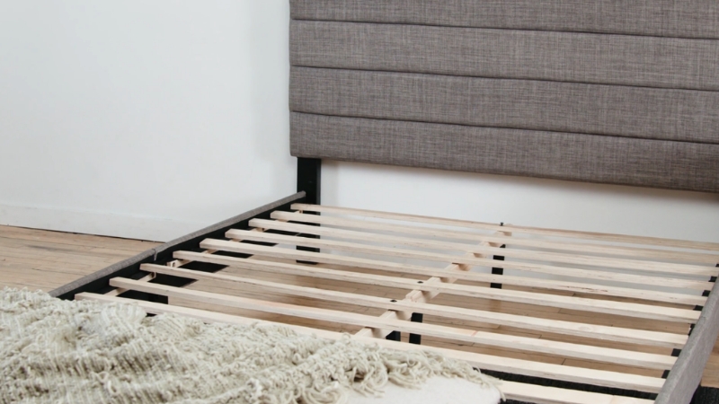 Drveni ram kreveta sa letvicama, bez posteljine i dušeka