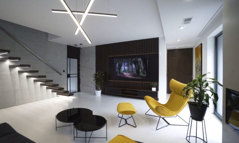 prikaz dnevnog boravka sa ukrašenim zidom na kom je televizor