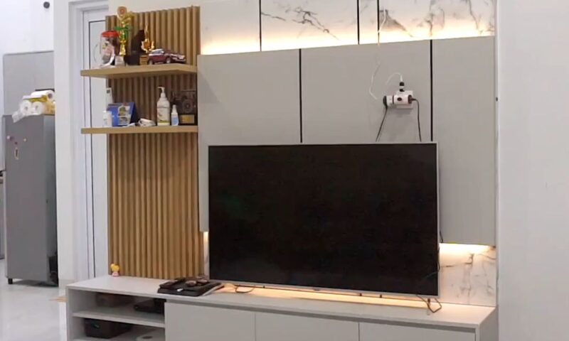 prikaz televizora na zidnom panelu i sa svetlom okolo