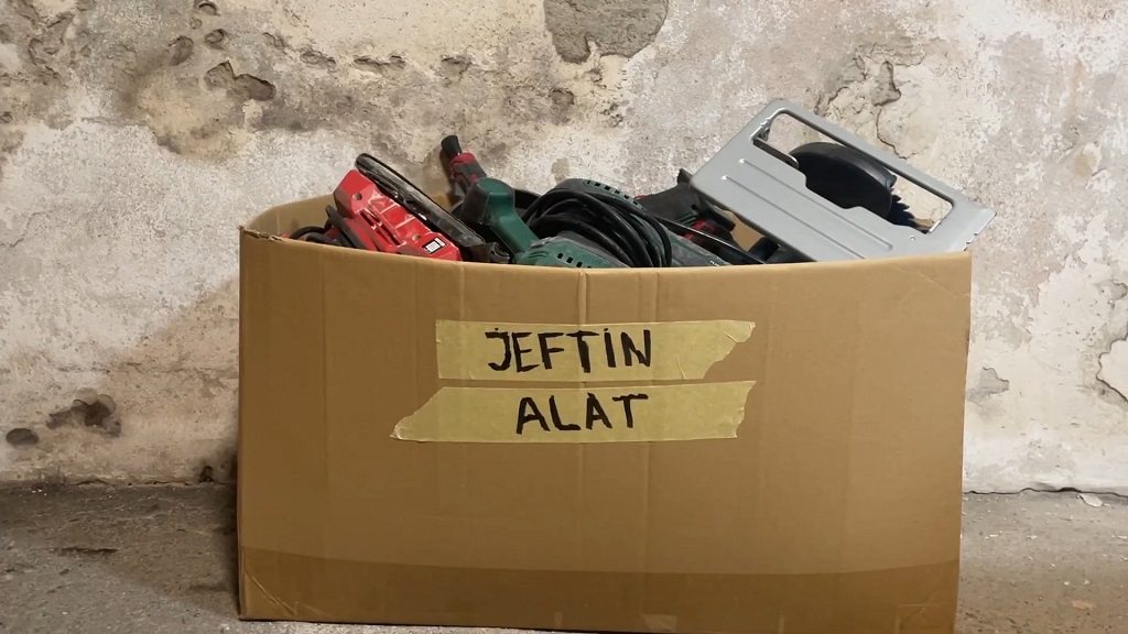 Alat u kutiji sa natpisom jeftin alat