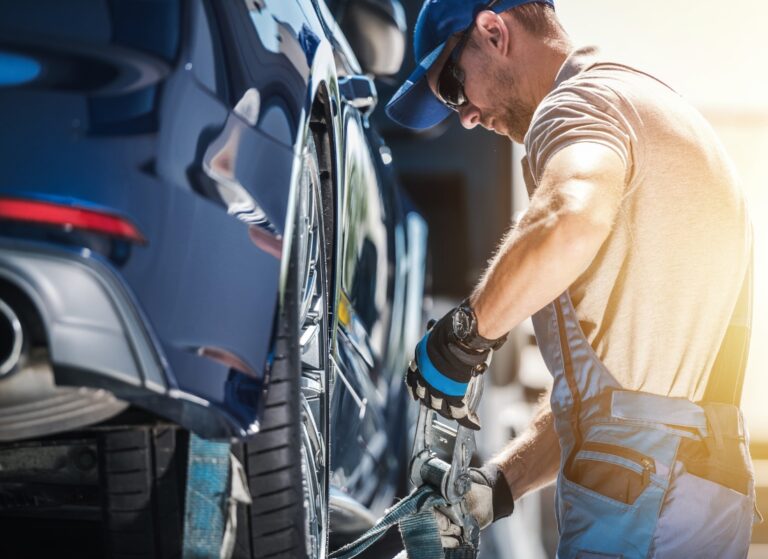 prikaz mehaničara koji popravlja auto na putu