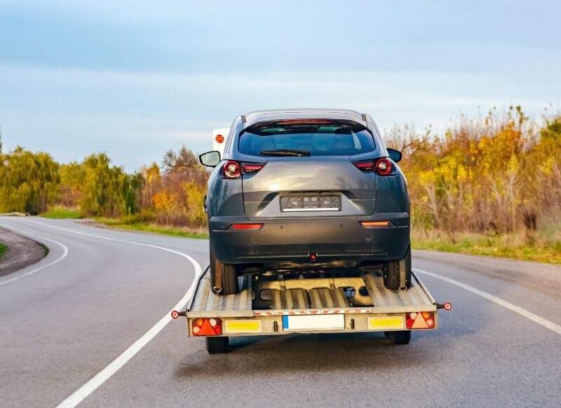 prikaz prevoza auta uz pomoć šlep službe