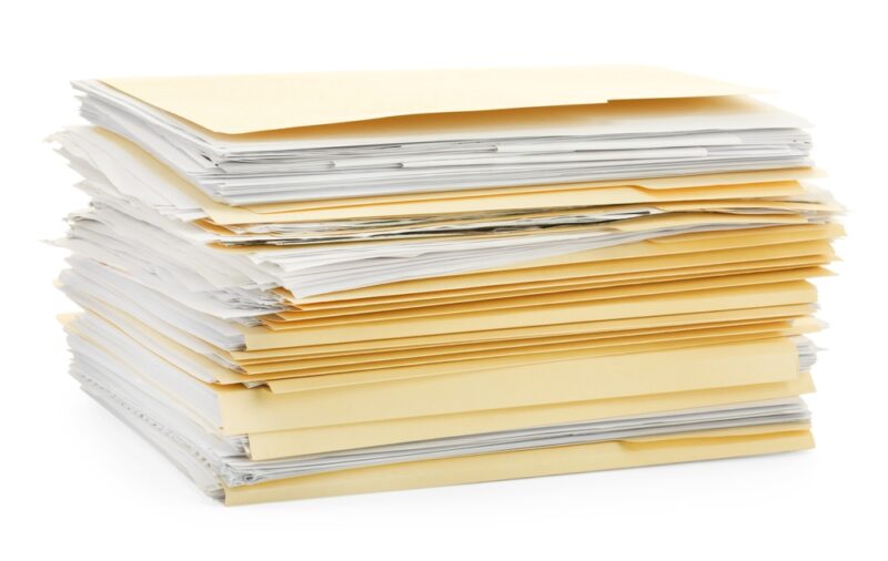 Složeni poslovni dokumenti i fascikle pripremljeni za dugoročnu fizičku zaštitu