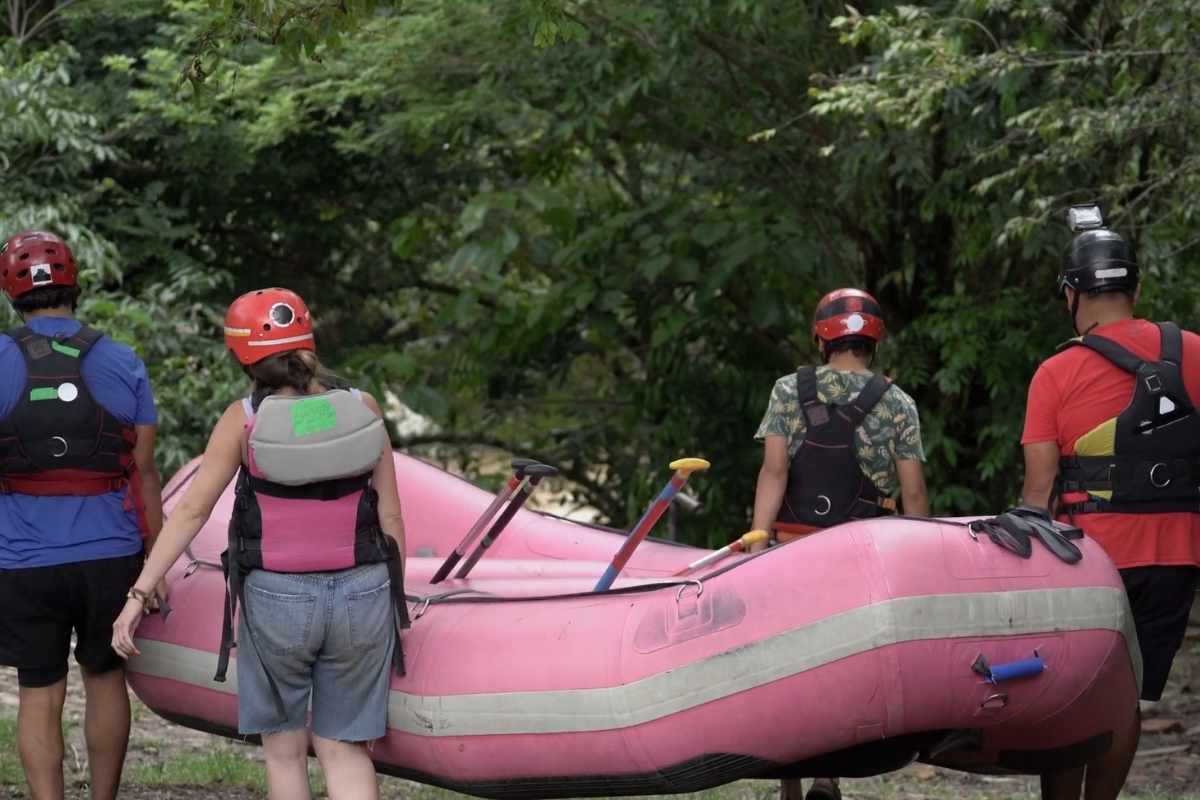 tim ljudi nosi čamac za rafting
